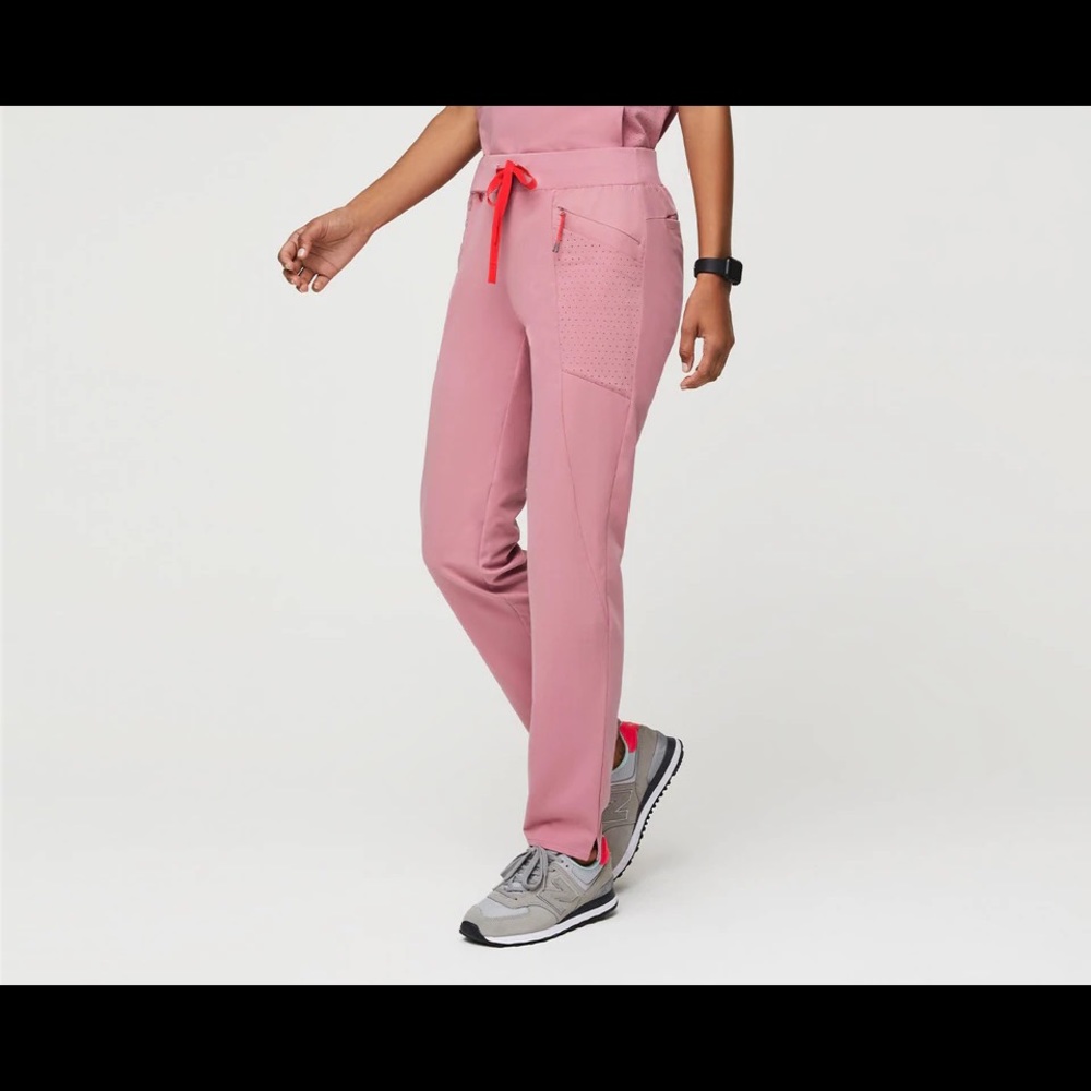 NWT Figs Mombasa Slim Scrub Pants in Chalk Pink